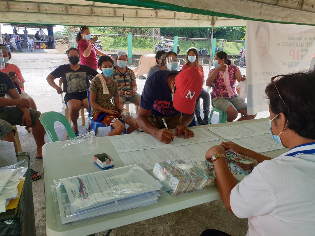 79 Na Benepisyaryo Sa Camiling Tumanggap Ng Sahod Mula Sa Cash For